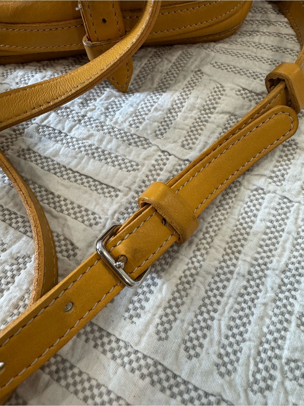 Roots Genuine Leather Mustard Yellow Crossbody Bag Beaver Logo Small Purse - Picture 9 of 13